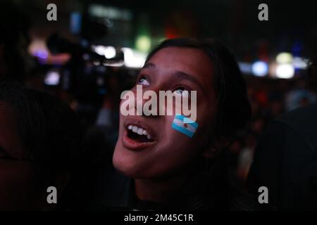 I tifosi del Bangladesh celebrano la vittoria dell'Argentina contro la Francia durante la finale della Coppa del mondo FIFA Qatar 2022 nella zona dell'Università di Dhaka, a Dhaka, Bangladesh, il 18 dicembre 2022. Foto di Suvra Kanti Das/ABACAPRESS.COM Foto Stock