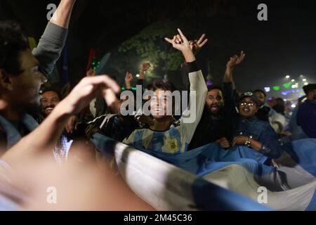 I tifosi del Bangladesh celebrano la vittoria dell'Argentina contro la Francia durante la finale della Coppa del mondo FIFA Qatar 2022 nella zona dell'Università di Dhaka, a Dhaka, Bangladesh, il 19 dicembre 2022. Foto di Suvra Kanti Das/ABACAPRESS.COM Foto Stock