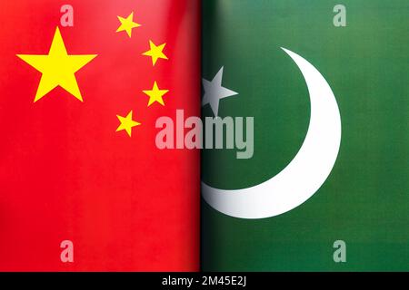 Bandiere pakistan e cina. Il concetto di relazioni internazionali tra i paesi. Lo stato dei governi. Amicizia dei popoli. Foto Stock