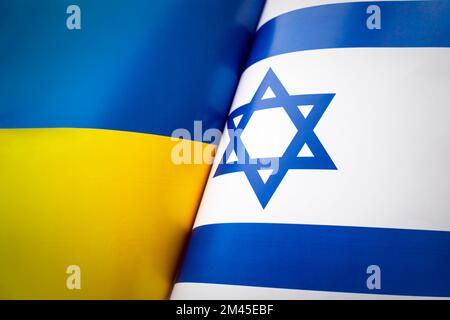Bandiere di Israele e ucraina. Il concetto di relazioni internazionali tra i paesi. Sanzioni contro la Russia. Lo stato dei governi. Amici Foto Stock