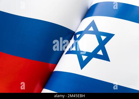 Sfondo delle bandiere di Israele e Russia. Il concetto di interazione o di controazione tra i due paesi. Relazioni internazionali. poli Foto Stock