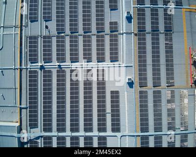 Pannelli solari sul tetto vista aerea che mostra più pannelli fotovoltaici su un edificio. Bendigo Victoria Australia. Foto Stock