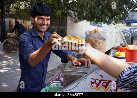 Giovane venditore maschio che vende corn chat Foto Stock