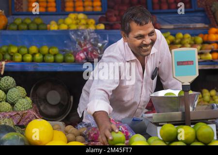 Vendita di frutta Vendita di frutta al mercato Foto Stock