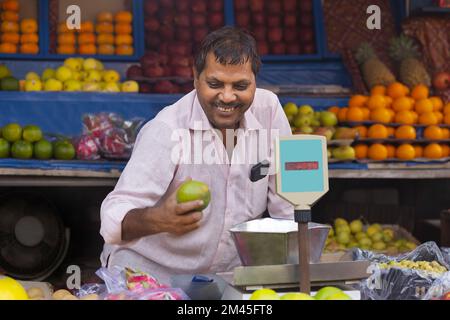 Vendita di frutta Vendita di frutta al mercato Foto Stock