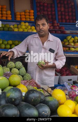 Vendita di frutta Vendita di frutta al mercato Foto Stock