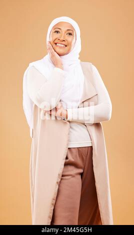 Moda, bellezza e ritratto di donna musulmana in studio isolato su sfondo arancione. Cura della pelle, cosmetici e mature donne islamiche di Dubai in Foto Stock