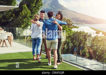 Benvenuto ai ragazzi del partito. un gruppo di amici che bevono un drink e si divertono all'aperto mentre sono in vacanza. Foto Stock