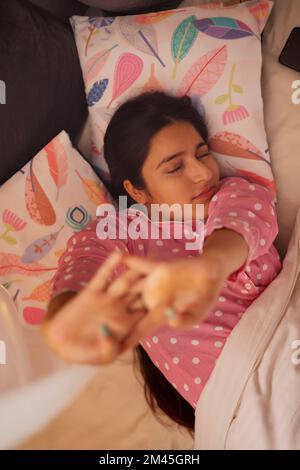 Bellissima ragazza adolescente che si sveglia dopo il sonno notturno Foto Stock