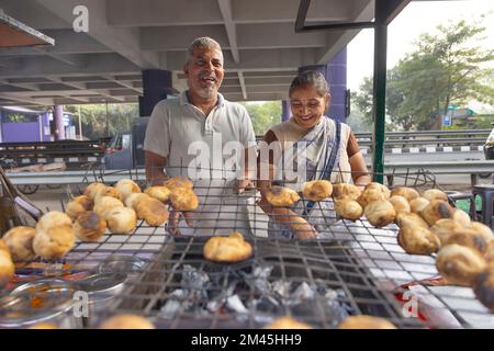 Coppia anziana che fa litti al suo stand di cibo sulla strada Foto Stock