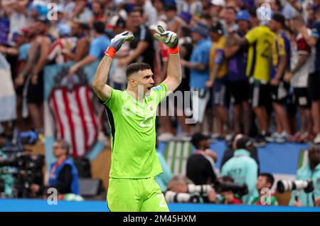 Qatar - 18/12/2022, il portiere argentino Emiliano Martinez aka Damian Martinez festeggia durante il calcio di punizione della Coppa del mondo FIFA 2022, finale di calcio tra Argentina e Francia il 18 dicembre 2022 allo stadio Lusail di al Daayen, Qatar - Foto Jean Catuffe / DPPI Foto Stock