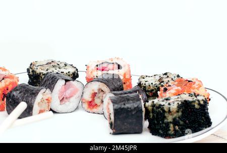 Close-up di sushi rotoli sulla piastra. isolato su sfondo bianco Foto Stock