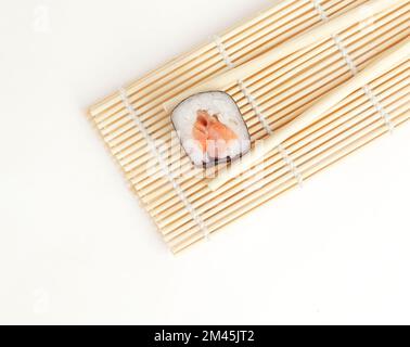 Grande sushi e bacchette .isolato su una luce Foto Stock