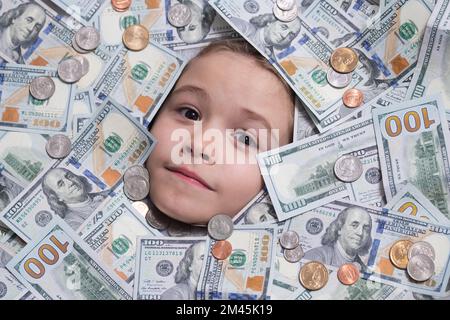 Vincere soldi, grande fortuna. Faccia divertente in soldi molto. Faccia divertente del capretto sui soldi dei dollari. Banconote, banconote in dollari, banconote in dollari americani da 100 dollari. Foto Stock