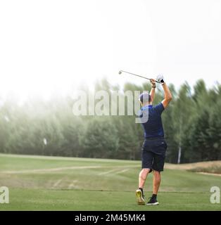 Golf al momento dell'impatto. Golf stile di vita. bellissimo panorama Foto Stock