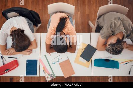 Studenti che dormono, studiano e scrivono in gruppo con apprendimento, istruzione e fatica scolastica, depressione o rischio di salute mentale. Bruciore, stress e stanco Foto Stock