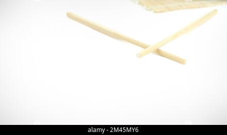 Diversi tipi di maki sushi su una piastra nera Foto Stock