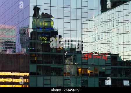 Riflesso dell'InterContinental Hotel in Magnificent Mile, Chicago. Foto Stock