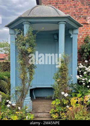 Pergolato di legno blu presso la Gunby Hall del National Trust Foto Stock