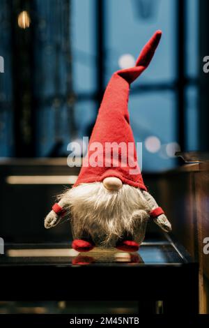 Elfo rosso di natale in cappello. Nana carina. santa Foto Stock