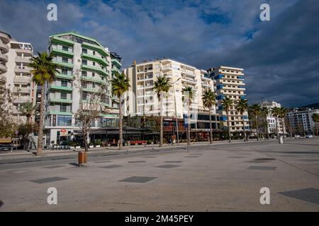 Via lungomare lungo il mare nella città di Vlora, nella campagna albanese Foto Stock