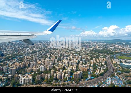 Aereo dopo il decollo e volo sopra Mumbai in India Foto Stock