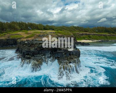 La roccia piangente (nome frech è la roche qui pleure) è una splendida formazione geologica nel sud di Mauritius. Vicino alla città di Souillac sulla spiaggia di Gris Gris. Foto Stock