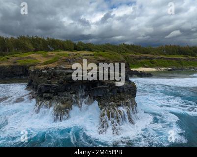 La roccia piangente (nome frech è la roche qui pleure) è una splendida formazione geologica nel sud di Mauritius. Vicino alla città di Souillac sulla spiaggia di Gris Gris. Foto Stock