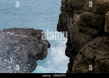 La roccia piangente (nome frech è la roche qui pleure) è una splendida formazione geologica nel sud di Mauritius. Vicino alla città di Souillac sulla spiaggia di Gris Gris. Foto Stock