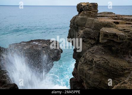 La roccia piangente (nome frech è la roche qui pleure) è una splendida formazione geologica nel sud di Mauritius. Vicino alla città di Souillac sulla spiaggia di Gris Gris. Foto Stock