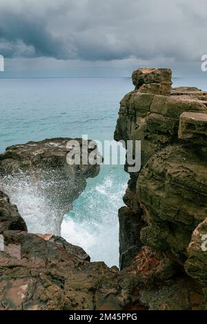 La roccia piangente (nome frech è la roche qui pleure) è una splendida formazione geologica nel sud di Mauritius. Vicino alla città di Souillac sulla spiaggia di Gris Gris. Foto Stock