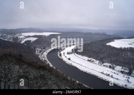 Fiume Elba in Sassonia in Germania durante l'inverno alla fine di dicembre. Paesaggio innevato, foresta e montagne all'orizzonte. Foto Stock