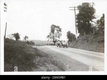 Fotografia scattata durante le riprese di 'Travellers Toll'. Didascalia originale: Ripresa durante le riprese di 'Travellers Toll.' J. K. Hillers - 1927. Stato: Maryland. Foto Stock
