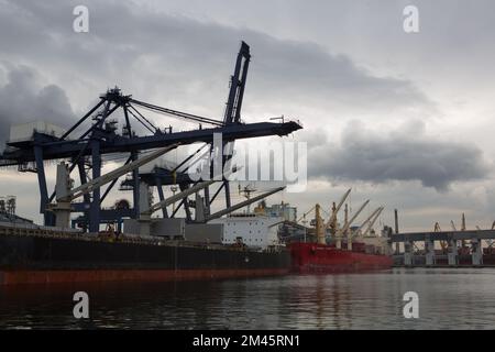 Odessa, Ucraina SIRCA 2018: Nave carico secco al carico, scarico in porto. Bulker nel porto. Foto Stock