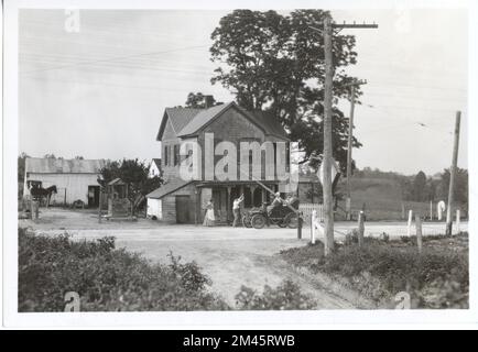 Fotografia scattata durante le riprese di 'Travellers Toll'. Didascalia originale: Ripresa durante le riprese di 'Travellers Toll.' J. K. Hillers - 1927. Stato: Maryland luogo: Prati. Foto Stock