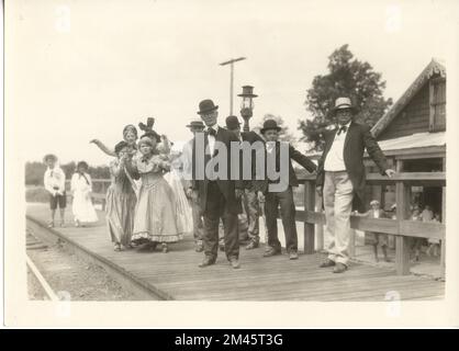 Fotografia scattata durante le riprese di 'Travellers Toll'. Didascalia originale: Ripresa durante le riprese di 'Travellers Toll.' J. K. Hillers - 1927. Stato: Maryland luogo: Croom. Foto Stock