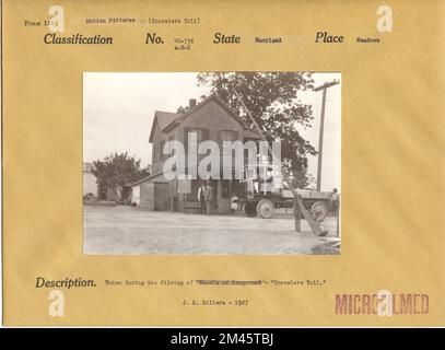 E. F. Allen durante le riprese di 'Travellers Toll'. Didascalia originale: E. F. Allen - ripresa durante le riprese di 'Travellers Toll.' J. K. Hillers - 1927. Stato: Maryland luogo: Prati. Foto Stock