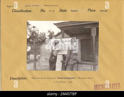 E. F. Allen durante le riprese di 'Travellers Toll'. Didascalia originale: E. F. Allen - ripresa durante le riprese di 'Travellers Toll.' J. K. Hillers - 1927. Stato: Maryland luogo: Prati. Foto Stock