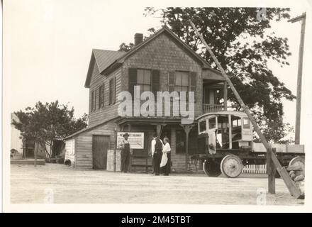 E. F. Allen durante le riprese di 'Travellers Toll'. Didascalia originale: E. F. Allen - ripresa durante le riprese di 'Travellers Toll.' J. K. Hillers - 1927. Stato: Maryland luogo: Prati. Foto Stock