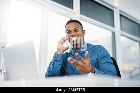 La creazione di accordi lascerà sorrisi a tutte le parti coinvolte. un giovane uomo d'affari che prende una telefonata alla sua scrivania. Foto Stock