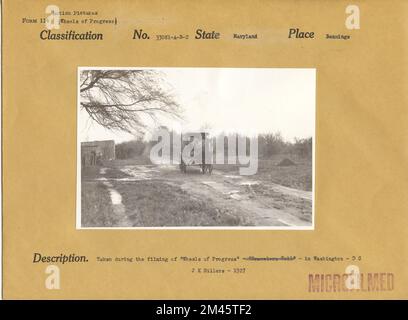 Fotografia scattata durante le riprese di "Wheels of Progress". Didascalia originale: Ripresa durante le riprese di 'Travellers Toll.' J. K. Hillers - 1927. Stato: Maryland luogo: Bennings. Foto Stock