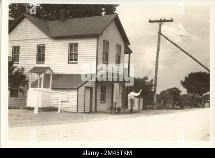 E. F. Allen durante le riprese di 'Travellers Toll'. Didascalia originale: E. F. Allen presa durante le riprese di - 'Travellers Toll.' J. K. Hillers - 1927. Stato: Maryland luogo: Prati. Foto Stock