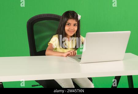 Giovane ragazza araba che usa il laptop Foto Stock