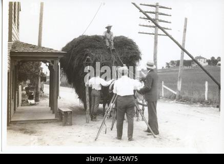 Fotografia scattata durante le riprese di 'Travellers Toll'. Didascalia originale: Ripresa durante le riprese di "Wheels of Progress" - "Travelers Toll." J. K. Hillers - 1927. Stato: Maryland luogo: Prati. Foto Stock