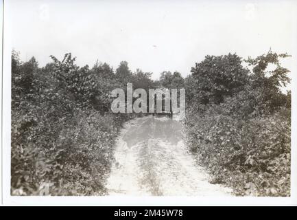 Fotografia scattata durante le riprese di 'Travellers Toll'. Didascalia originale: Ripresa durante le riprese di "Wheels of Progress" - "Travelers Toll." J. K. Hillers - 1927. Stato: Maryland luogo: Prati. Foto Stock