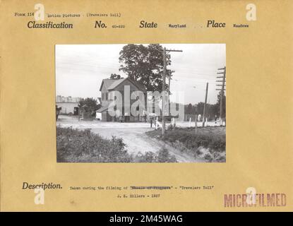 Fotografia scattata durante le riprese di 'Travellers Toll'. Didascalia originale: Ripresa durante le riprese di "Wheels of Progress" - "Travelers Toll." J. K. Hillers - 1927. Stato: Maryland luogo: Prati. Foto Stock