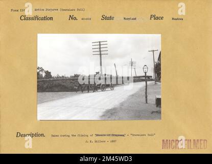 Fotografia scattata durante le riprese di 'Travellers Toll'. Didascalia originale: Ripresa durante le riprese di "Wheels of Progress" - "Travelers Toll." J. K. Hillers - 1927. Stato: Maryland luogo: Prati. Foto Stock