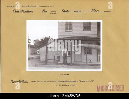 E. F. Allen durante le riprese di 'Travellers Toll'. Didascalia originale: E. F. Allen presa durante le riprese di 'Wheels of Progress' - 'Travellers Toll.' J. K. Hillers - 1927. Stato: Maryland luogo: Prati. Foto Stock