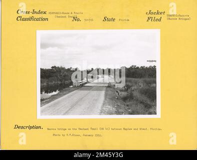 Stretto ponte Tamiami Trail (US 41) tra Napoli e Miami, Florida. Didascalia originale: Stretto ponte Tamiami Trail (US 41) tra Napoli e Miami, Florida. Foto di T. W. Kines, gennaio 1952. Stato: Florida. Foto Stock