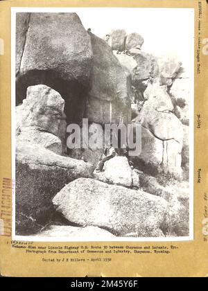 Vedauwoo Glen vicino alla Lincoln Highway, Stati Uniti Route 30 tra Cheyenne e Laramie, Wyoming. Didascalia originale: Vedauwoo Glen Vicino alla Lincoln Highway, US Route 30 tra Cheyenne e Laramie, Wyoming. Fotografia del Dipartimento del Commercio e dell'industria, Cheyenne, Wyoming. Copiato da J. K. Hillers - Aprile 1938. Stato: Wyoming. Foto Stock